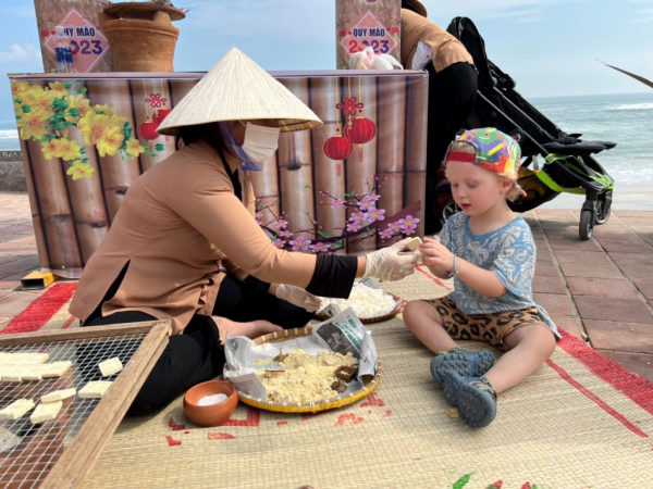 Du khách nước ngoài thích thú gói bánh chưng, trải nghiệm Tết xưa tại Đà Nẵng -0