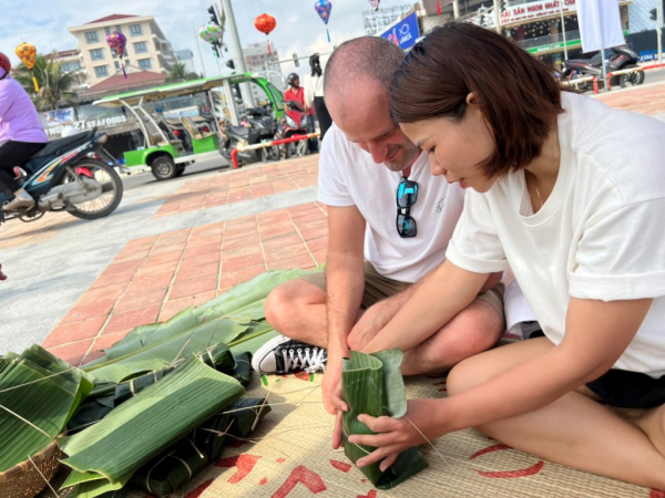 Du khách nước ngoài thích thú gói bánh chưng, trải nghiệm Tết xưa tại Đà Nẵng -0