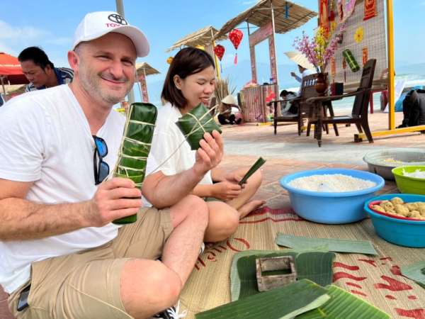 Du khách nước ngoài thích thú gói bánh chưng, trải nghiệm Tết xưa tại Đà Nẵng -1