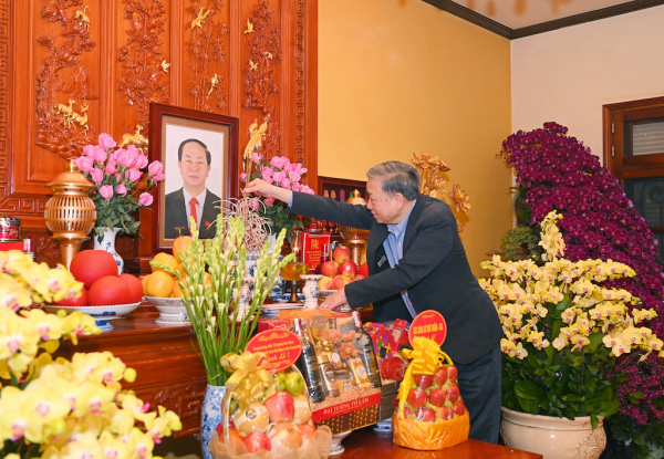 Bộ trưởng Tô Lâm tri ân, thăm hỏi gia đình các đồng chí cố lãnh đạo Bộ Công an qua các thời kỳ -0