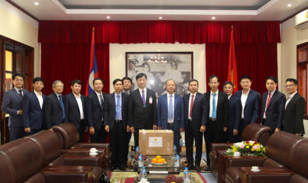 Deputy Minister Nguyen Duy Ngoc visits and presents gifts to the police of the Lao village group of Vangxai -0
