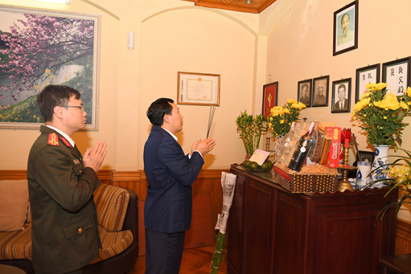 Thứ trưởng Lê Văn Tuyến thăm, chúc Tết gia đình các đồng chí cố lãnh đạo Bộ -0