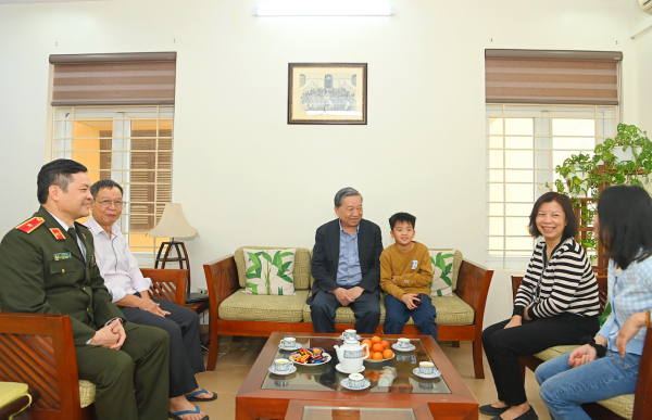 Bộ trưởng Tô Lâm tri ân, thăm hỏi gia đình các đồng chí cố lãnh đạo Bộ Công an qua các thời kỳ -0