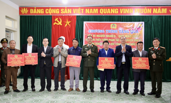 Lãnh đạo Công an tỉnh Nghệ An tặng quà Tết cho đồng bào nghèo huyện Kỳ Sơn -0
