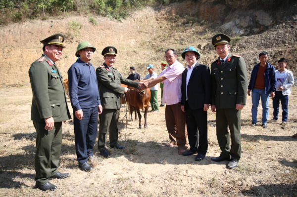 Lãnh đạo Công an tỉnh Nghệ An tặng quà Tết cho đồng bào nghèo huyện Kỳ Sơn -0