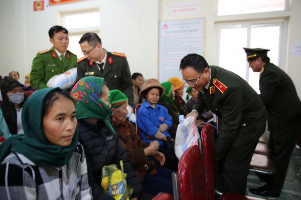 Lãnh đạo Công an tỉnh Nghệ An tặng quà Tết cho đồng bào nghèo huyện Kỳ Sơn -1