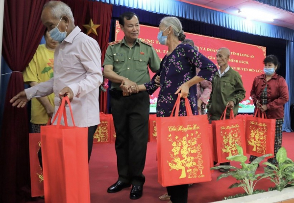 Trung tướng Lê Tấn Tới tặng 200 phần quà cho bà con có hoàn cảnh khó khăn đón Tết -0