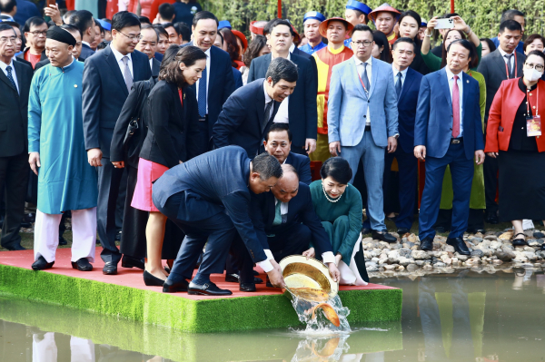 Chủ tịch nước và kiều bào dâng hương, thả cá chép tại Hoàng thành Thăng Long -0