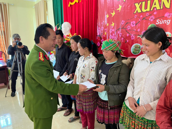 Báo CAND và Ngân hàng Agribank: Trao tặng người nghèo huyện miền núi Văn Chấn 300 suất quà Tết -0