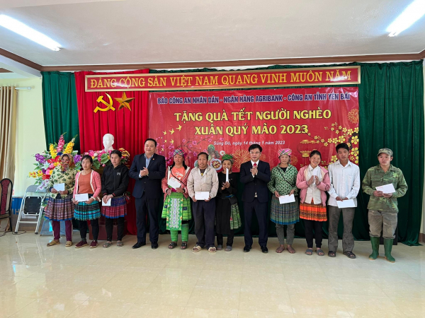 Báo CAND và Ngân hàng Agribank: Trao tặng người nghèo huyện miền núi Văn Chấn 300 suất quà Tết -0