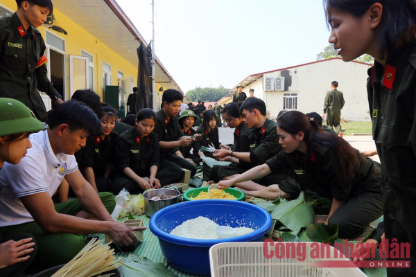 Xem học viên Công an háo hức gói bánh chưng đón Tết -8