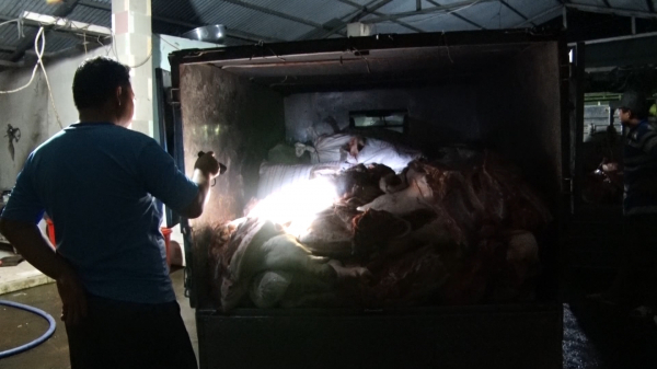 Bắt 2 xe tải chở gần 2 tấn thịt lợn đã bốc mùi đi tiêu thụ -0