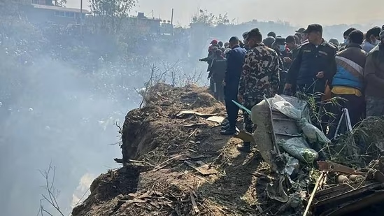 Hiện trường thảm khốc vụ rơi máy bay Nepal, chưa tìm thấy người sống sót -2