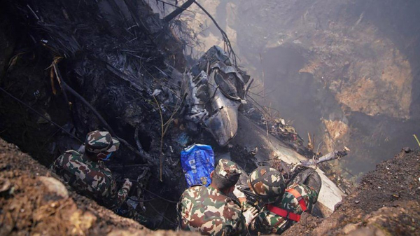Hiện trường thảm khốc vụ rơi máy bay Nepal, chưa tìm thấy người sống sót -1