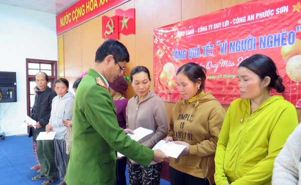 Mang quà Tết đến với hộ gia đình chính sách, người nghèo huyện miền núi Phước Sơn -0