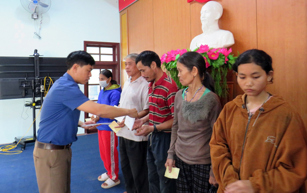 Mang quà Tết đến với hộ gia đình chính sách, người nghèo huyện miền núi Phước Sơn -0