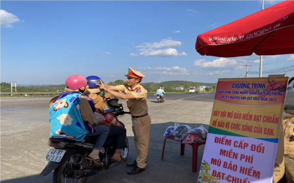 CSGT Đắk Nông hỗ trợ người dân về quê ăn Tết -0