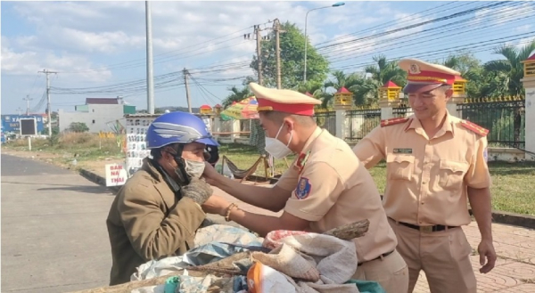CSGT Đắk Nông hỗ trợ người dân về quê ăn Tết -1