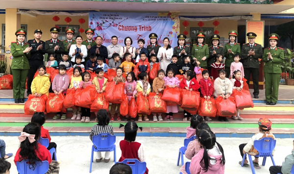 Công an tỉnh Yên Bái tặng quà tết cho học sinh và phụ nữ có hoàn cảnh khó khăn -0
