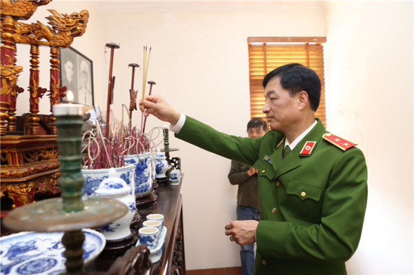 Deputy Minister Nguyen Duy Ngoc visits families of late leaders of the Ministry of Public Security -0