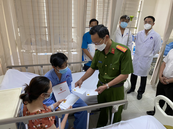 Thăm, tặng quà, sổ tiết kiệm cho 6 cán bộ chiến sĩ PCCC  Bình Phước hy sinh, bị thương khi làm nhiệm vụ -0