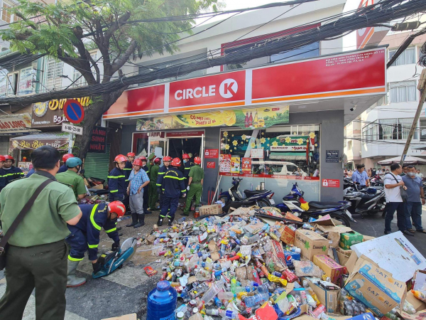 Sập trần nhà cửa hàng tiện lợi -0
