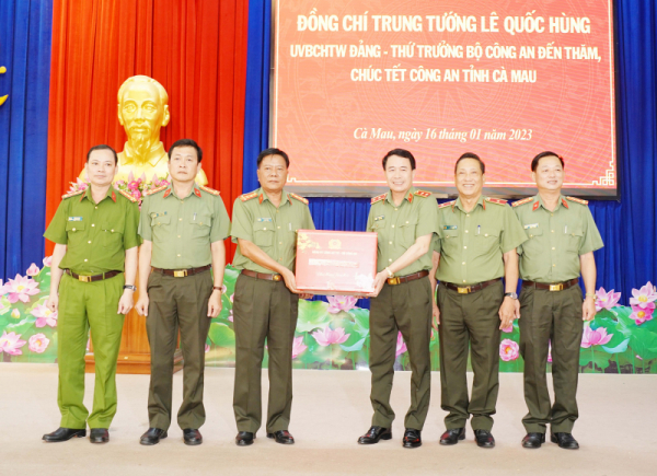 Deputy Minister Le Quoc Hung pays pre-Tet visits to Ca Mau -0