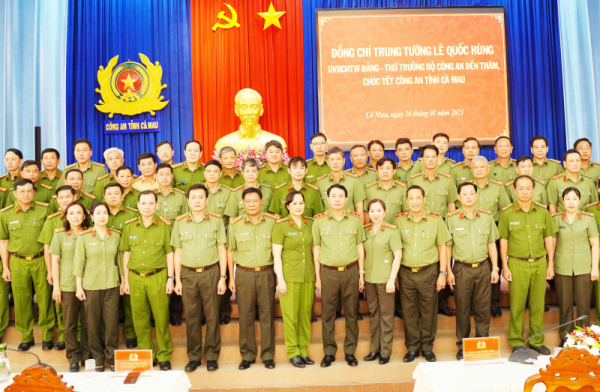 Deputy Minister Le Quoc Hung pays pre-Tet visits to Ca Mau -0