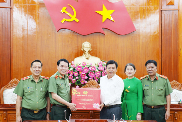 Deputy Minister Le Quoc Hung pays pre-Tet visits to Ca Mau -0