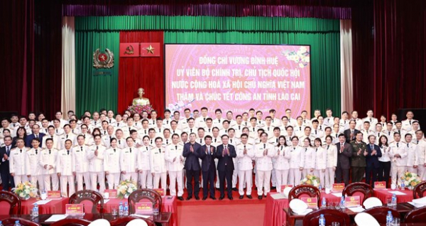 National Assembly Chairman Vuong Dinh Hue visits police forces in Lao Cai -0