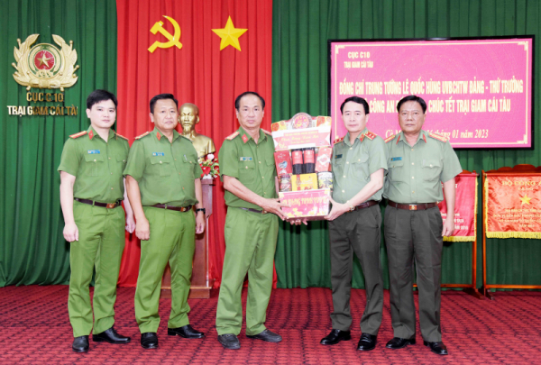 Deputy Minister Le Quoc Hung pays pre-Tet visits to Ca Mau -0