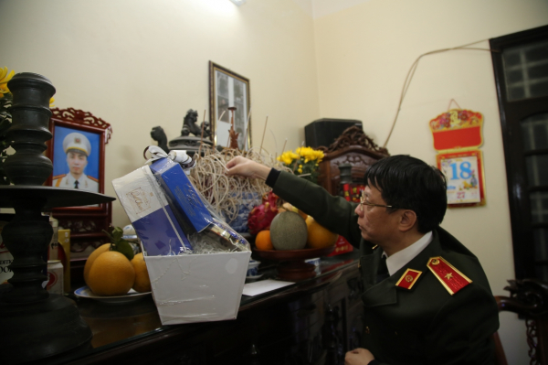 Báo CAND thăm hỏi, chúc Tết gia đình các Liệt sĩ Cảnh sát PCCC Công an Hà Nội -0