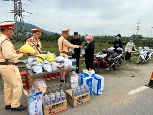 Xúc động hình ảnh các chiến sĩ CSGT Đà Nẵng giúp đoàn người trên đèo Hải Vân về quê ăn Tết -1