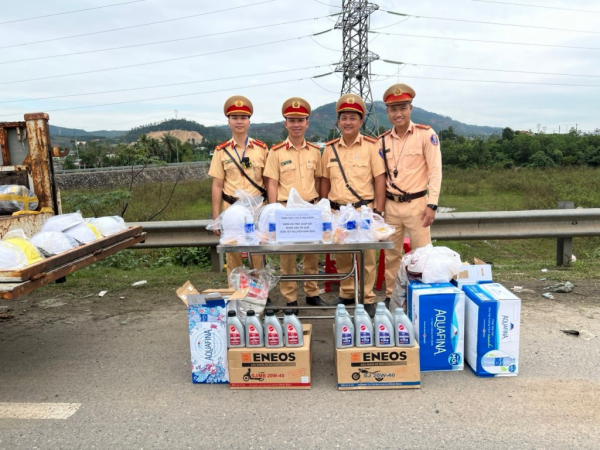 Xúc động hình ảnh các chiến sĩ CSGT Đà Nẵng giúp đoàn người trên đèo Hải Vân về quê ăn Tết -5