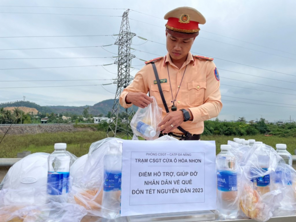 Xúc động hình ảnh các chiến sĩ CSGT Đà Nẵng giúp đoàn người trên đèo Hải Vân về quê ăn Tết -6