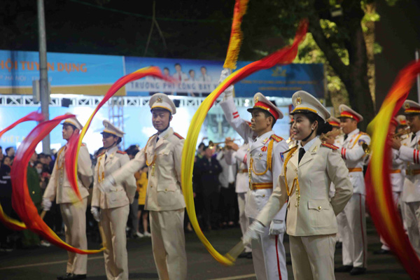 [TET] Cultural activities successfully portray beautiful image of the police in 2022 -0