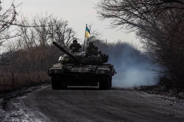 Nga tiến công mạnh mẽ, Mỹ khuyên Ukraine hoãn phản công -0