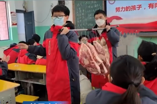Trường học Trung Quốc đặt mổ 100 con lợn thưởng học sinh giỏi dịp Tết -0