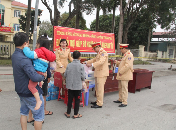 CSGT Thanh Hóa hỗ trợ người dân về quê đón Tết -0