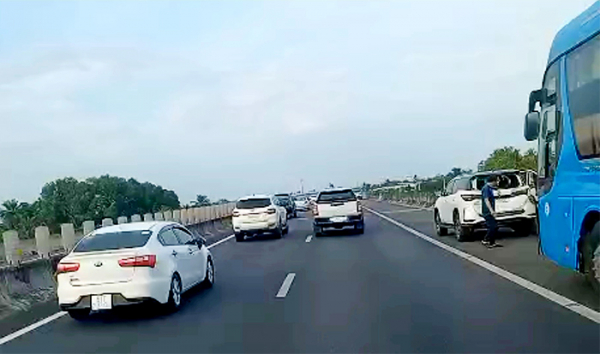 2 vụ tai nạn trên cao tốc TP HCM - Trung Lương, giao thông ùn ứ nhiều Km -0