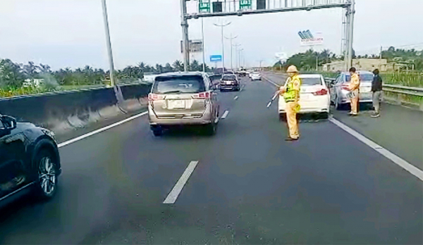 2 vụ tai nạn trên cao tốc TP HCM - Trung Lương, giao thông ùn ứ nhiều Km -1