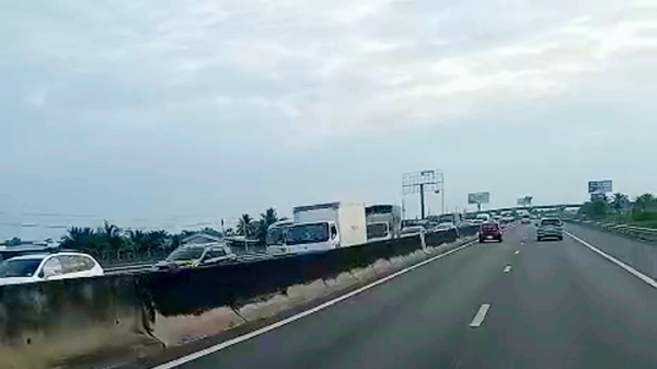 2 vụ tai nạn trên cao tốc TP HCM - Trung Lương, giao thông ùn ứ nhiều Km -3
