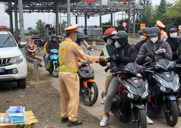 CSGT Đắk Nông hỗ trợ người dân quay lại các tỉnh phía nam làm việc an toàn -0