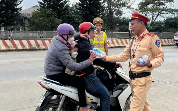 CSGT Đắk Nông hỗ trợ người dân quay lại các tỉnh phía nam làm việc an toàn -1