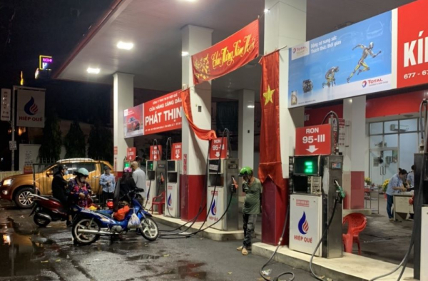Nhiều cửa hàng tại TP Hồ Chí Minh hết xăng dầu và tạm ngưng để nghỉ Tết -0