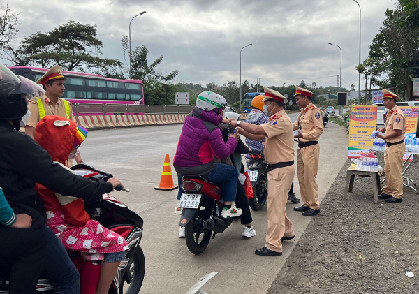 CSGT Đắk Nông hỗ trợ người dân quay lại các tỉnh phía nam làm việc an toàn -2