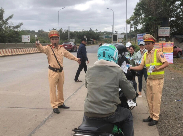 CSGT Đắk Nông hỗ trợ người dân quay lại các tỉnh phía nam làm việc an toàn -3