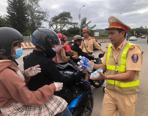 CSGT Đắk Nông hỗ trợ người dân quay lại các tỉnh phía nam làm việc an toàn -4