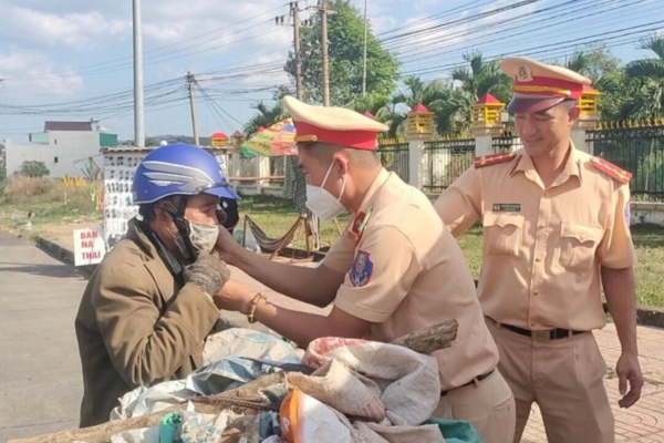 CSGT Đắk Nông hỗ trợ người dân quay lại các tỉnh phía nam làm việc an toàn -0