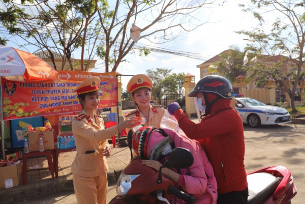 CSGT Đắk Nông hỗ trợ người dân quay lại các tỉnh phía nam làm việc an toàn -1